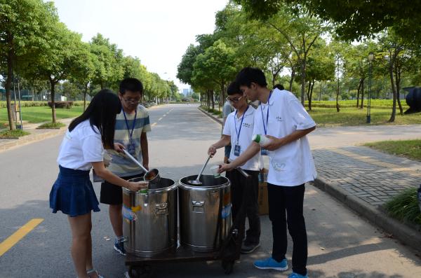 科协同学盛装酸梅汤 科协同学盛装酸梅汤