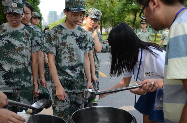 新生排队领取酸梅汤 新生排队领取酸梅汤
