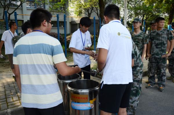 科协同学为新生带去清凉 科协同学为新生带去清凉